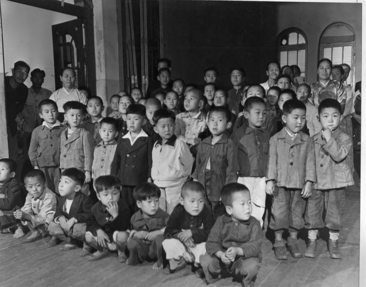 원산의 한 성당에서 운영하는 고아원의 원생들(1950. 12. 2.).