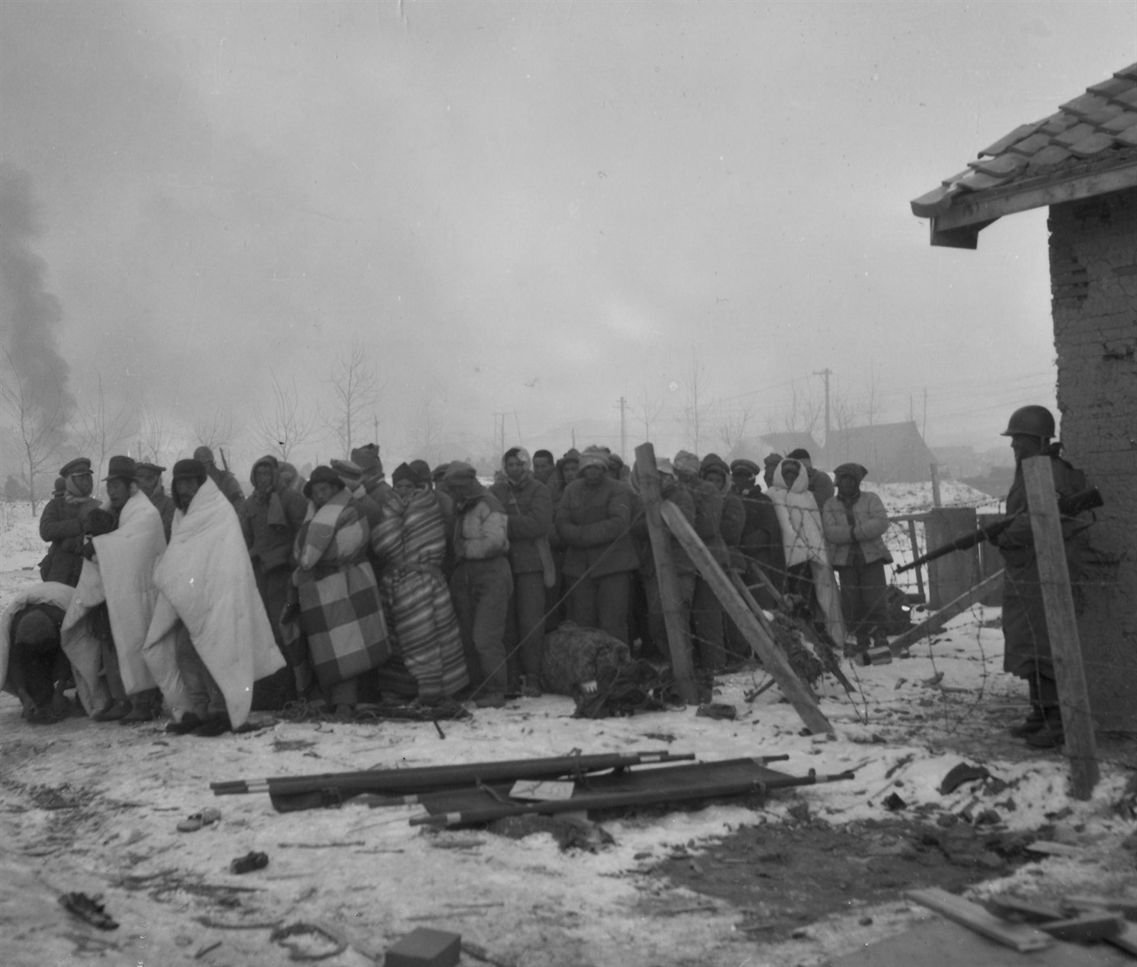 추위를 막고자 이불을 뒤집어쓴 중국군 포로들(1950. 12. 7.).
