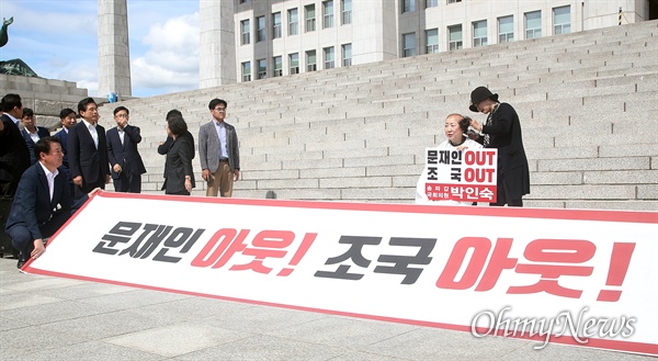  박인숙 자유한국당 의원이 11일 오전 서울 여의도 국회 본관 앞에서 조국 법무부 장관 임명에 항의하며 삭발하자, 황교안 대표가 삭발하는 모습을 바라보고 있다.