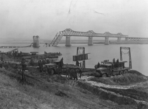서울, 끊어진 한강 철교. 공병대들이 부교를 놓고 있다(1950. 12. 9.).