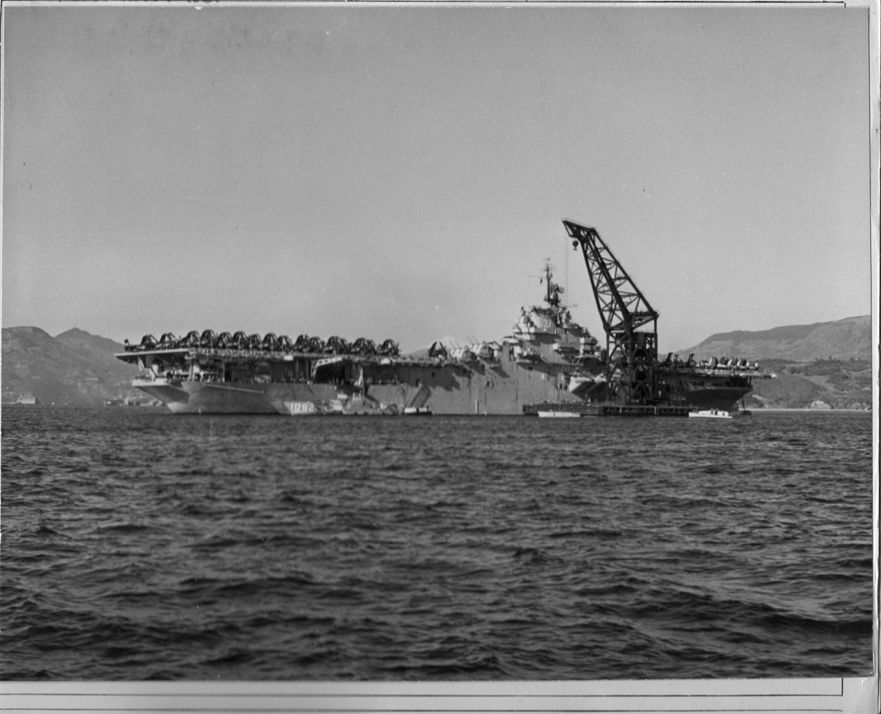 일본 미 해군기지에서 한국으로 가는 군함에 군수물자를 싣고 있다(1950. 12. 9.).