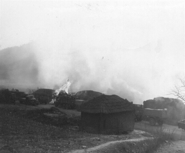 전란으로 불타고 있는 마을(1950. 12. 10.).