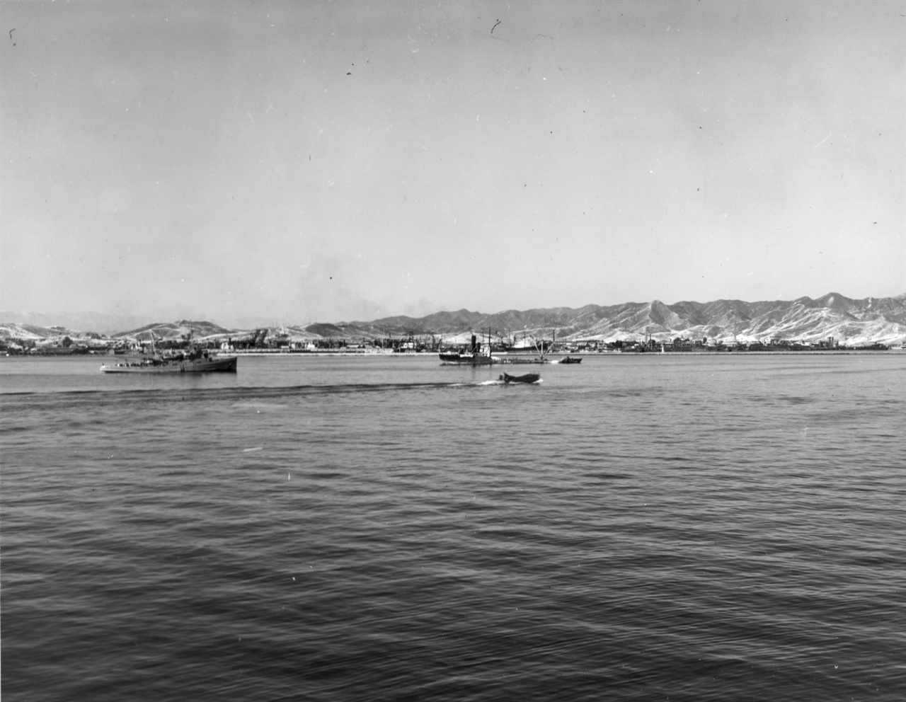 MT. Mckinley 호 미 해군 함상에서 바라본 흥남항 원경(1950. 12. 10.).