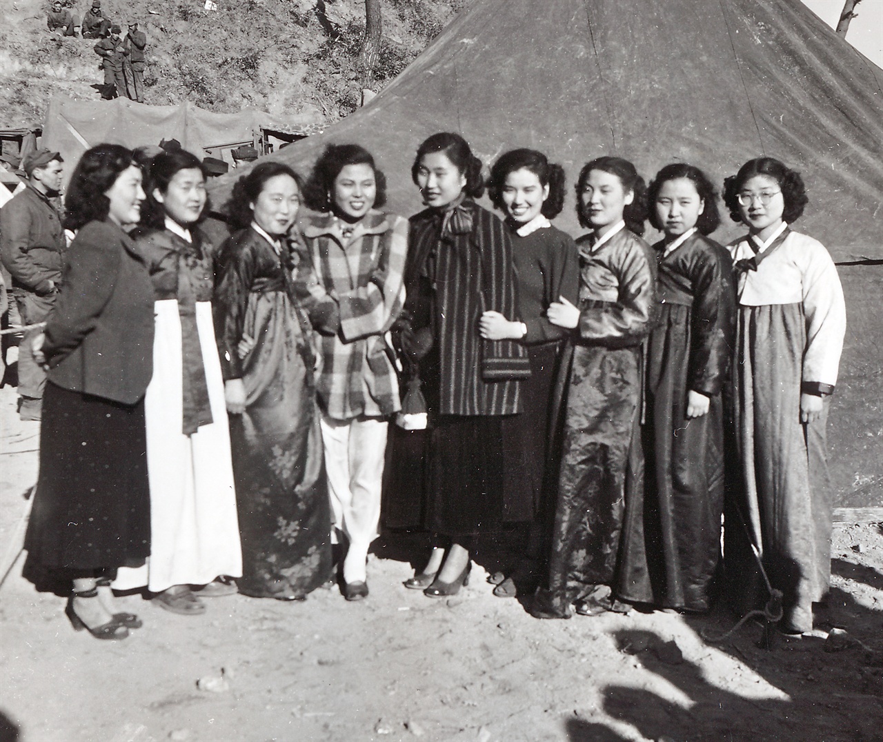 J. W. Helms, Jr. 하사가 찍은 사진 한국인 위문단(1950. 12. 27.).