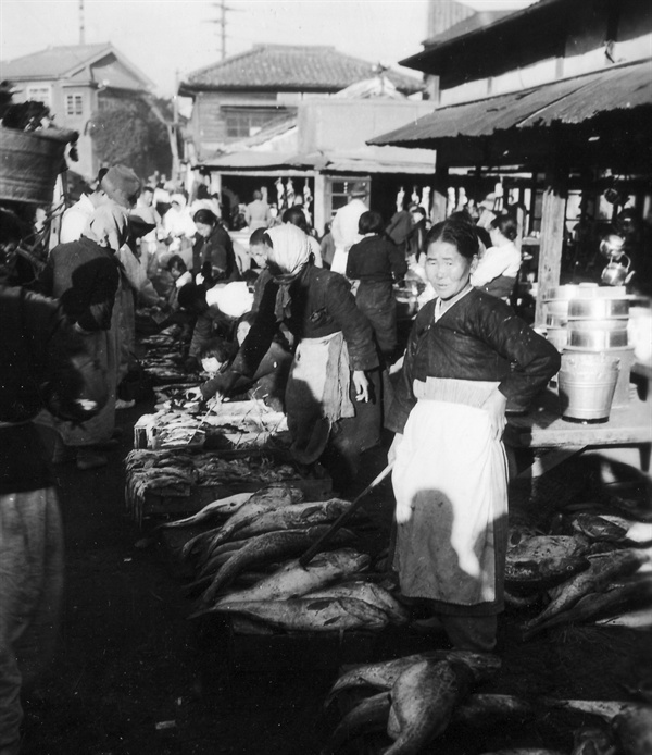 마산, 생선을 파는 노천 어물가게(1950. 12. 28.). 