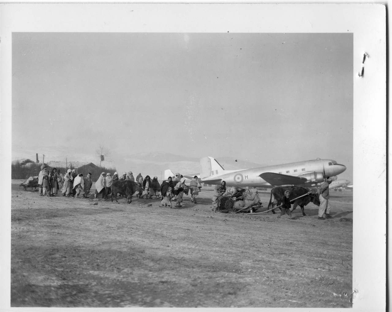 후퇴준비를 하고 있는 비행장으로 몰려든 피란민들(1950. 12.).