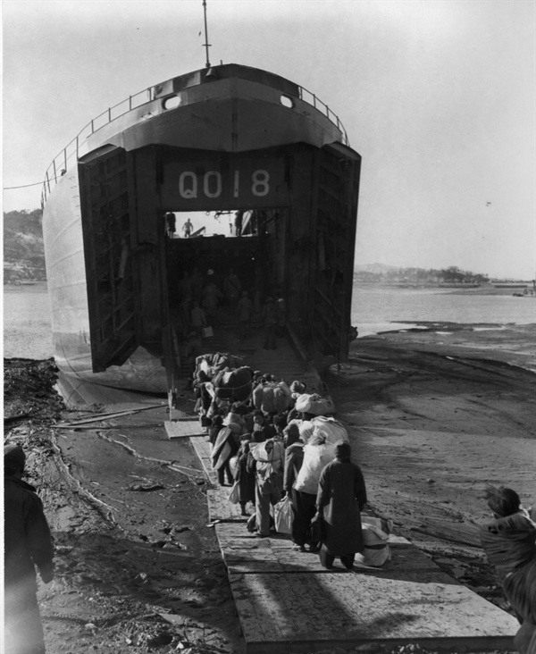 인천, 피란민들이 부산으로 가는 LST(수송선)에 승선하고 있다(1950. 12.).