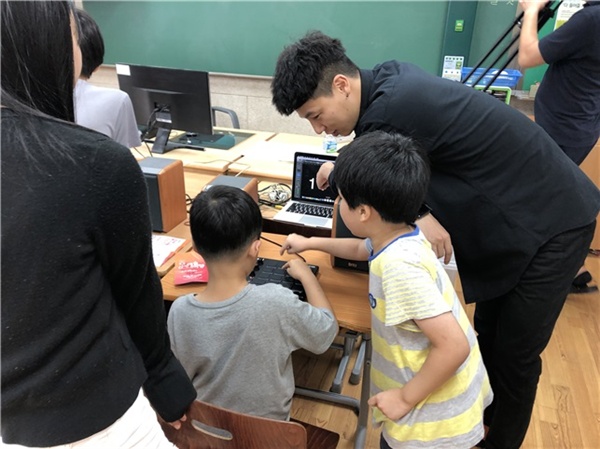  지난 8월 29일 제천 청풍 초·중등학교에서 열린 ‘신나는 예~!스라밸’ 프로그램 <k-pop 체험> 모습. ⓒ 강지연