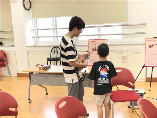  지난 8월 29일 제천 청풍 초·중등학교에서 열린‘신나는 예~!스라밸’ 프로그램 <밴드악기 체험> 모습. ⓒ 조하나