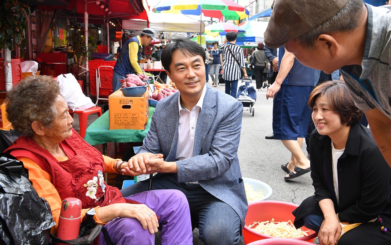 한가위를 맞아 전통시장을 찾은 김상호 하남시장