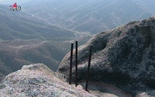 북한 개성지구의 송악산, 천마산, 지네산에서 일제강점시기에 일제가 박은 쇠말뚝 6개가 발견됐다고 조선중앙TV가 10일 보도했다.2011.11.11 