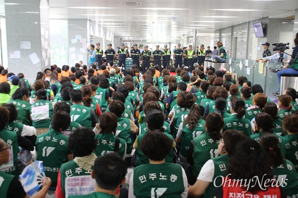 도로공사 수납원 노동자들이 11일 김천 본사에서 사흘째 농성을 벌이고 있다.