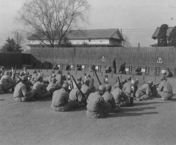대구, 신병 훈련소에서 훈련병들에게 사격교육을 시키고 있다(1951. 1. 4.).