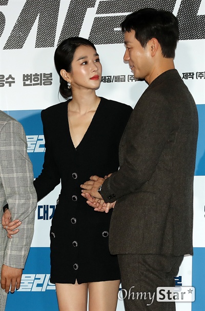 '양자물리학' 서예지-박해수, 다정한 파트너 배우 서예지와 박해수가 10일 오후 서울 CGV용산에서 열린 영화 <양자물리학> 시사회에서 포토타임을 갖고 있다.
<양자물리학>은 양자물리학을 '생각이 현실이 된다'라는 개념으로 해석하고 인생 모토로 삼은 유흥계의 화타가 유명 연예인의 마약 사건에 유착된 정계와 검찰에 맞서 한판 승부를 벌이는 범죄오락물이다. 25일 개봉 예정,