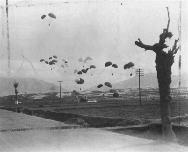 일본에서 날아온 수송기가 가솔린 통을 낙하산으로 떨어뜨리고 있다(1951. 1. 25.).