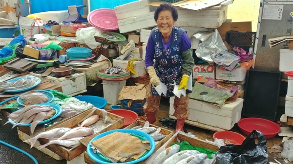 환한 미소가 아름다운 여수 교동시장 생선가게 할머니다.

