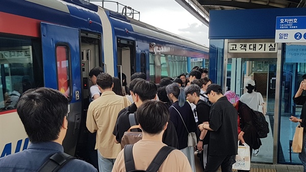 홍성역에도 시간이 지날수록 고향을 찾는 귀성객들의 모습이 늘어나고 있다. 오후 2시가 지나면서부터 홍성역에는 서울에서 출발한 열차들이 30분 간격으로 도착하고 있다. 열차를 타고 내리는 귀성객들의 마음은 이미 고향에 가있다. .