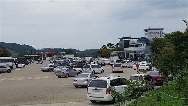 추석연휴 첫날인 12일 서해안고속도로 하행선 홍성휴게소에는, 고향을 찾는 귀성객들의 차들로 주차장이 가득 차있다. 