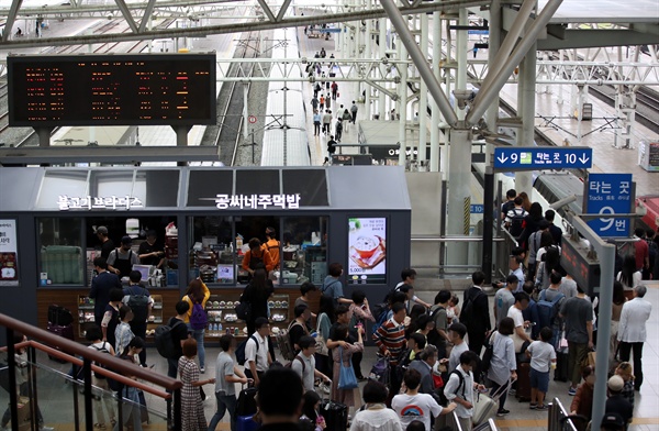 추석 연휴 첫날인 12일 오후 서울역에서 귀성객 등이 열차를 타기 위해 이동하고 있다. 