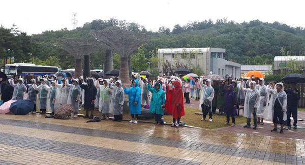 9월 12일 고속도로 요금소 수납원들이 직접 고용을 요구하며 한국도로공사 건물 2층에서 나흘째 농성하고 있는 가운데, 이날 오후 도로공사 건물 앞에서 집회가 열렸다.