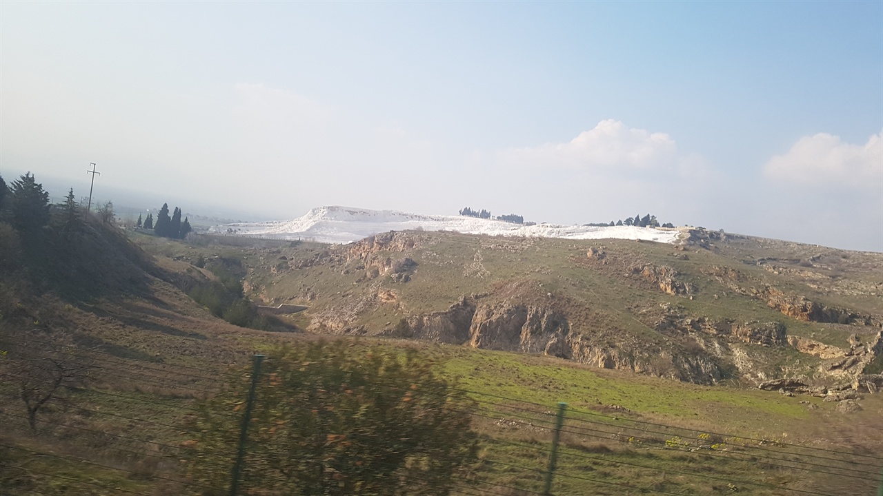 멀리서 보면 하얀 설산 같기도 한 파묵칼레. '목화의 성'이라는 뜻으로 오랜 기간 형성된 석회층 언덕입니다.