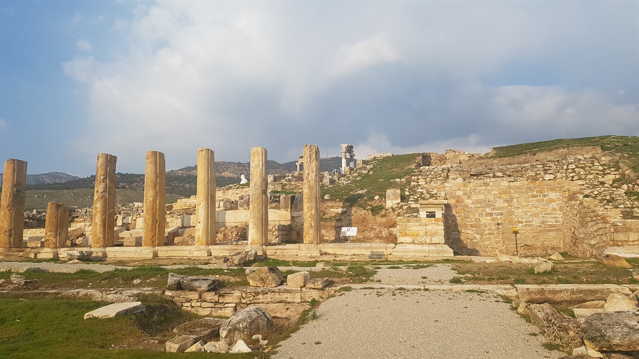 지진으로 파묻혔던 고대도시 히에라폴리스! 역사의 영광은 자연의 재앙 앞에 무참히 쓰러졌습니다. 장엄했을 아폴로 신전의 기둥들은 쓰러진 채 말없이 자리를 지키고 있습니다. 