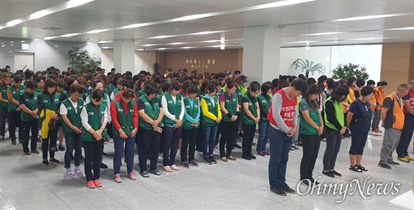 김천 한국도로공사 2층 로비에서 농성하고 있는 요금수납원들은 13일 추석 차례를 지냈다.