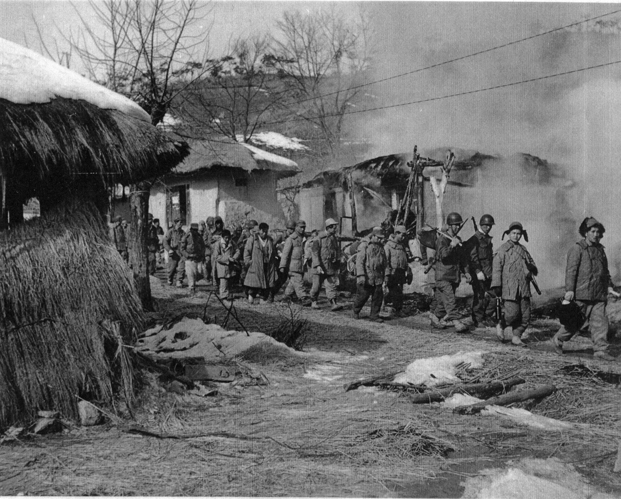 강원도 횡성, 유엔군이 원주 북쪽 안흥리 마을을 지나고 있다(1951. 2. 5.).