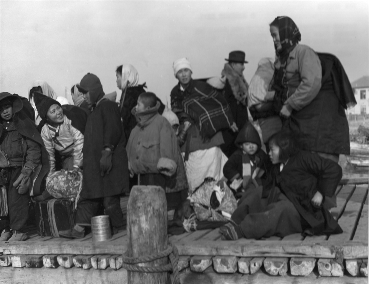 부산에서 남해안 섬으로 가는 배를 기다리는 피란민들(1951. 2. 8.).  