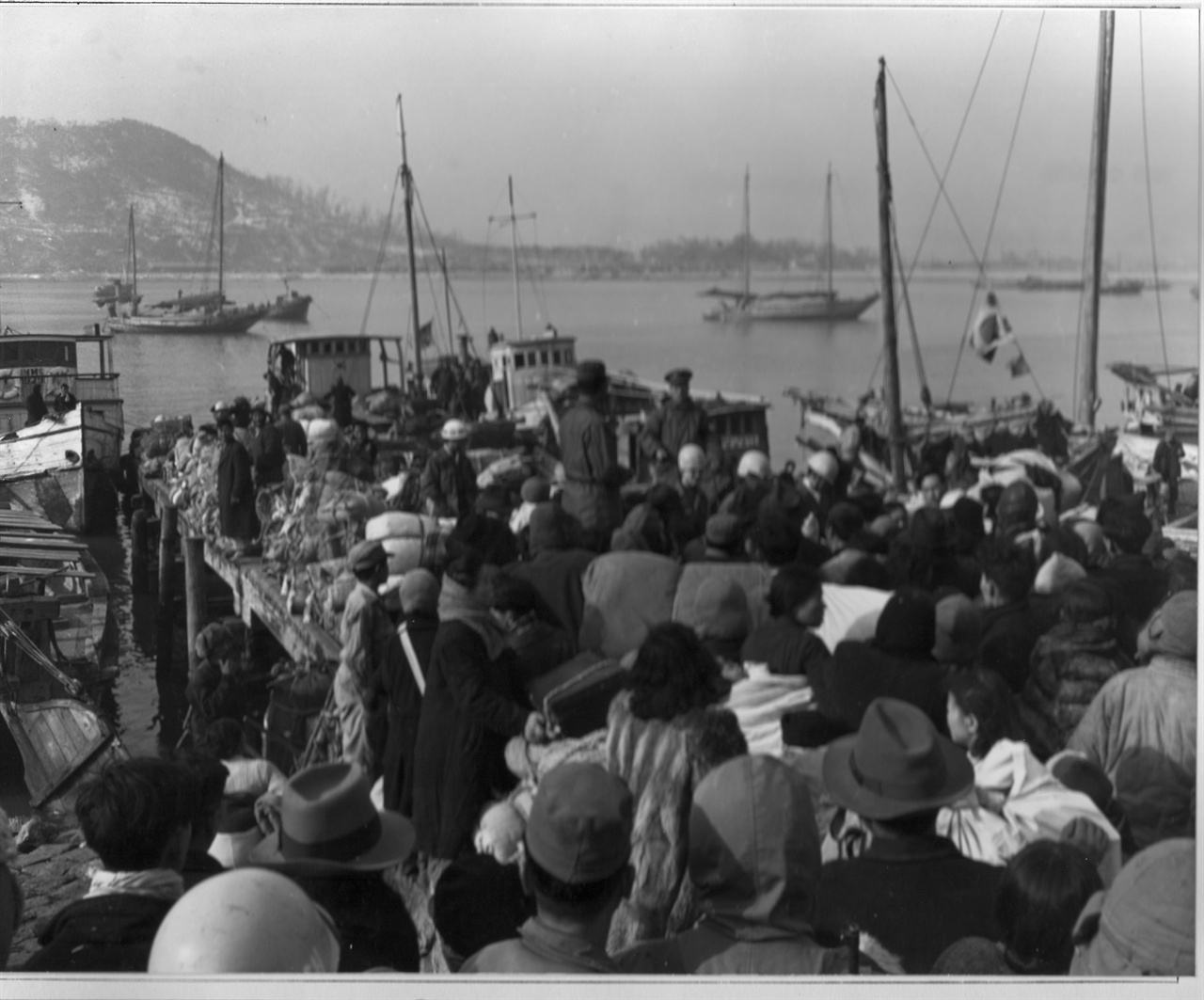 부산에서 배를 기다리는 피란민들(1951. 2. 8.).