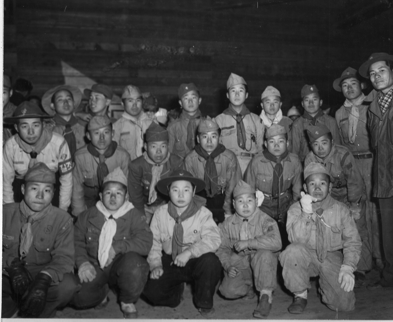 피란민들의 길안내를 맡은 한국의 보이 스카우트 대원들(1951. 2. 8.).