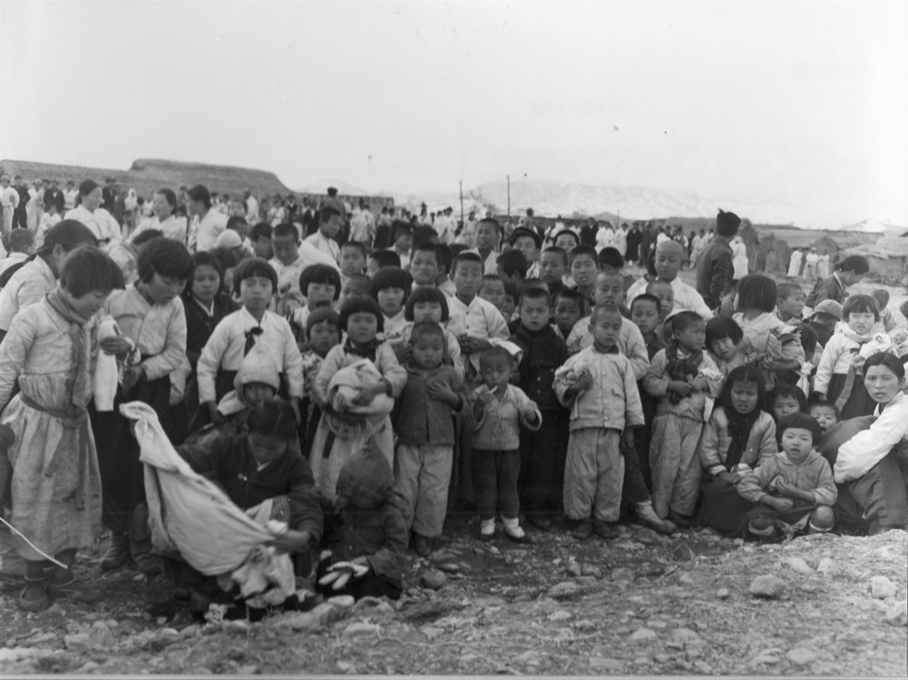 미 해병으로부터 선물을 받고자 몰려든 어린이들(1951. 2. 15.).