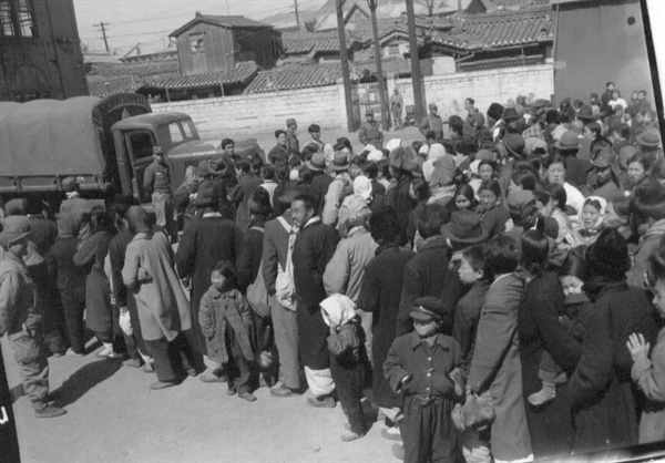 구호양곡을 배급받으려고 늘어선 서울시민들(1951. 3. 19.).