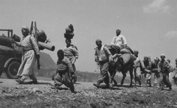 중국군 춘계 대공세로 피란길에 나선 사람들(1951. 4. 23.).