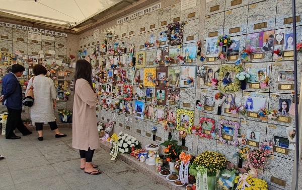 13일 오후 최대 명절 추석 한가위도 경기 안산 하늘공원 묘지에는 세월호 희생자들을  기리는 추모객들의 발길이 이어졌다.