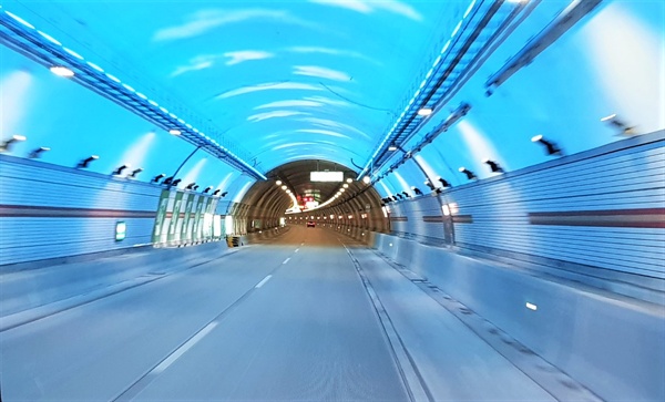 국내 최장터널인 인제양양터널에는 터널 곳곳에 구름과 무지개 모습의 조명이 마련되어있다.