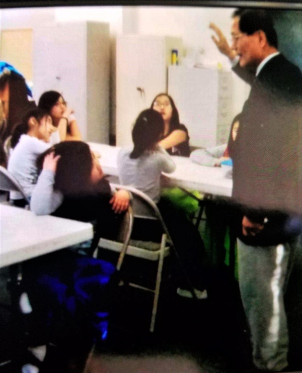 엄종열 원장이 뉴저지 지역의 한 한국학교에서 한인 2세 어린이들에게 한국전통문화를 강의하고 있다.