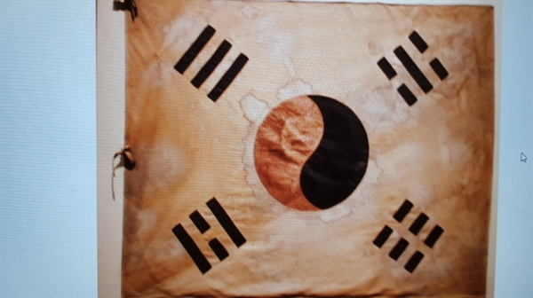 1920년 6월 독립군 부대가 일본군을 대패시킬 때 썼던 깃발(독립기념관 소장)