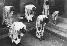 일본 제국주의자들은 일본 왕이 살고 있는 동쪽을 향해 허리를 굽혀 숭배하도록 궁성요배를 강제했다