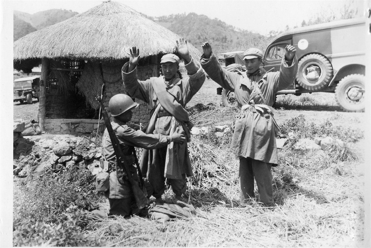투항하는 중국군들(1951. 5. 21.).