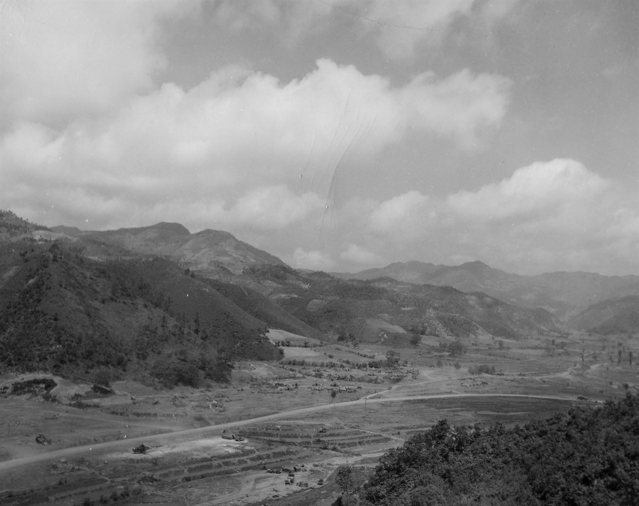 강원도 홍천~인제간 국도 언저리 산하(1951. 5, 28.).