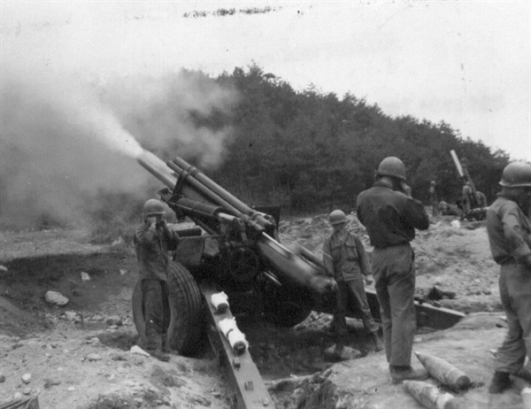 유엔군이 적 진지를 향해 105mm 곡사포를 맹렬히 발사하고 있다(1951. 6. 3.).
