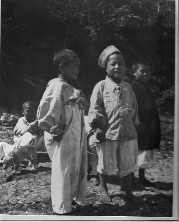 인천, 미 해군 함대에서 보호하고 있는 전쟁고아들(1951. 6. 6.).