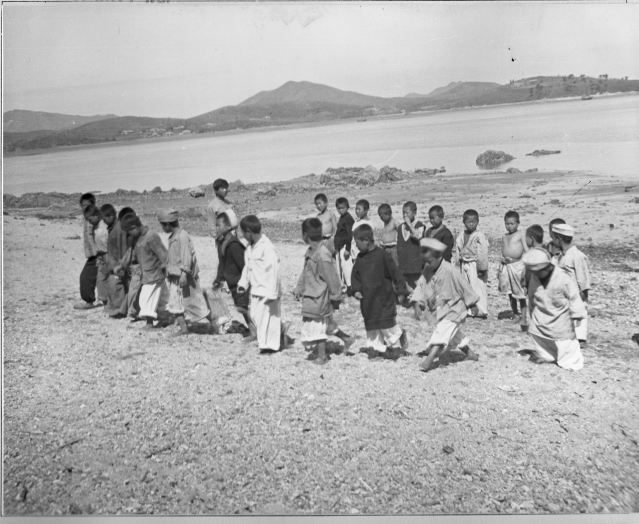 인천, 미 해군 함대에서 보호하고 전쟁고아들(1951. 6. 6.).  