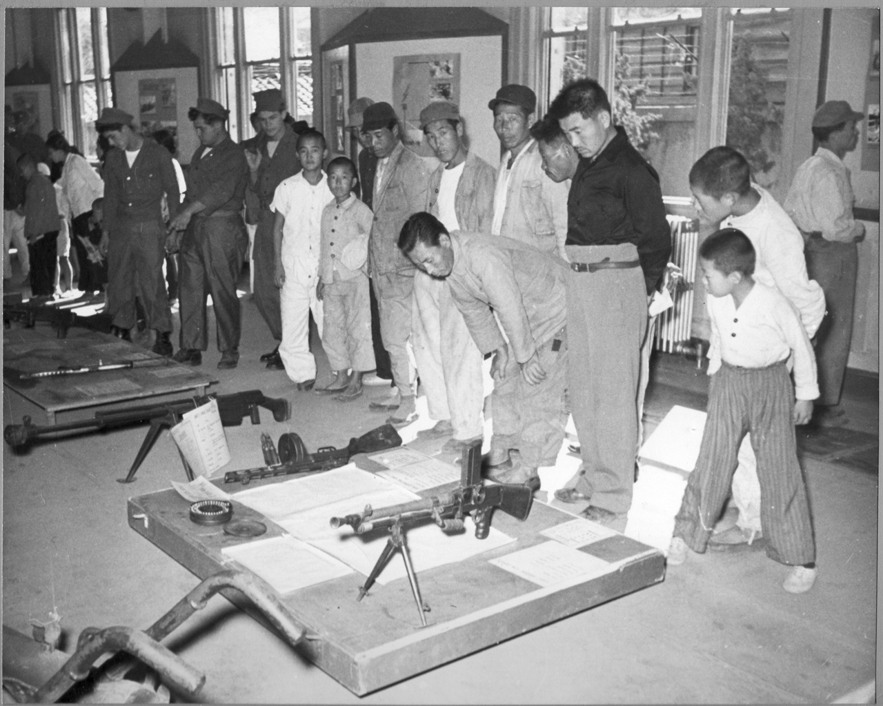 부산, 미국 공보관(문화원)에서 인민군 노획무기 전시회가 열리자 시민들이 구경하고 있다(1951. 6. 11.).