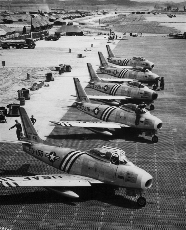 미 공군 F86 전투기가 출격 명령을 기다리고 있다(1951. 6.).