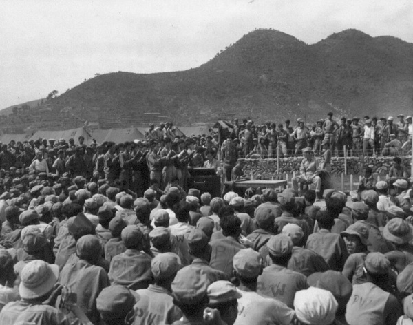 경남 거제, 포로수용소에서 포로들이 예배를 보고 있다(1951. 7. 9.). 