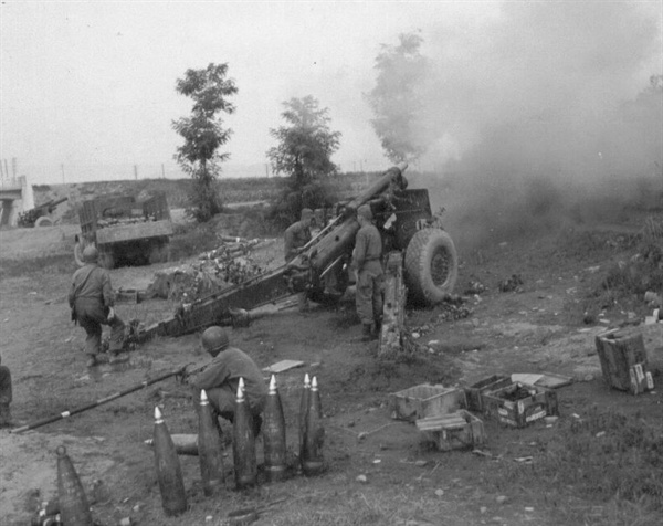  적진을 향해 불을 뿜는 105mm 곡사포(1951. 7. 10.).