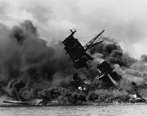 남인수가 군국가요를 부르던 때에 일본군국주의는 아시아·태평양 침공을 감행했다. 사진은 1941년 일본군의 진주만 기습으로 USS 애리조나호가 격침되는 모습.