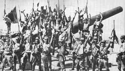  남인수가 군국가요를 부르던 때에 필리핀에서 승전을 거둔 일본군의 모습. 사진은 코레히도르 전투에서 승리를 거둔 뒤 환호하는 일본군의 모습. 
